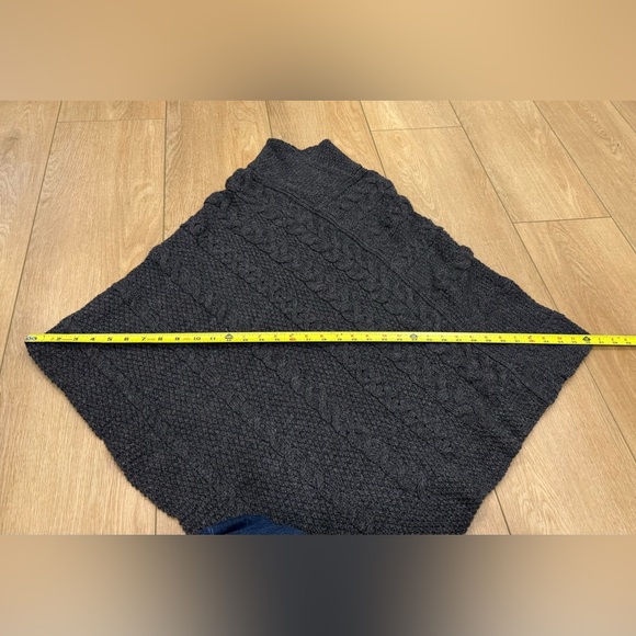 Inis Crafts Ireland 100% Merino Wool Cable Knit Poncho Cape Gray Women’s S/M - Picture 7 of 7